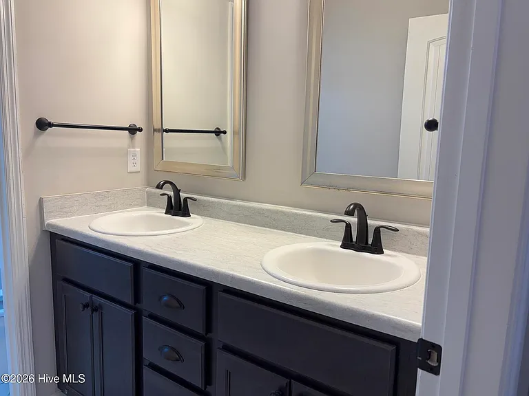 1210 Belgrove Dr — Photo 21