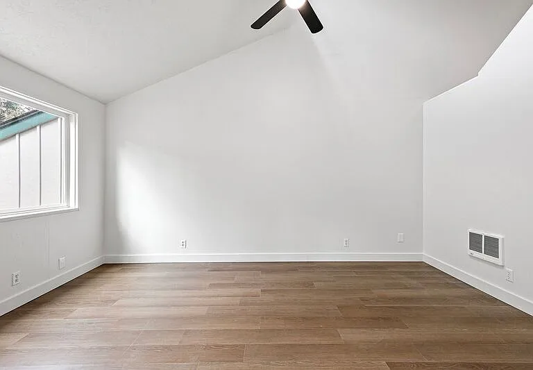 2105 Hawkins Ln — Photo 13