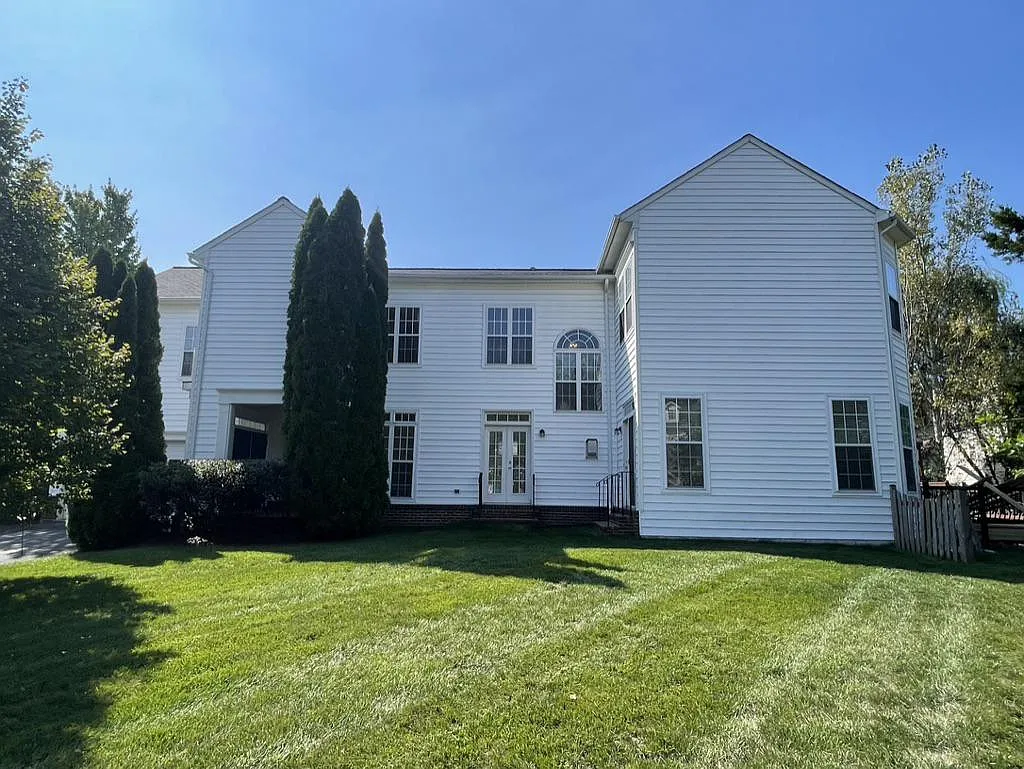4 bed, 3.5 bath, 3395 sqft, $4,995 — Photo 3