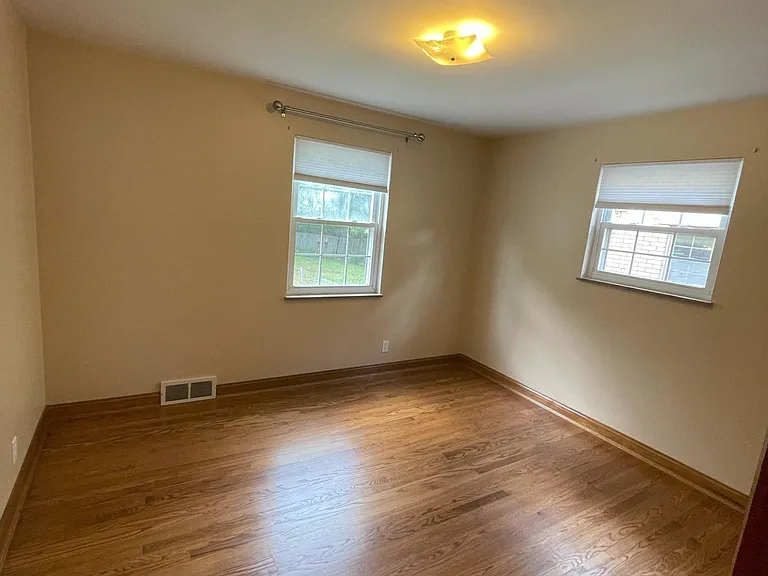 425 James Ave — Photo 8