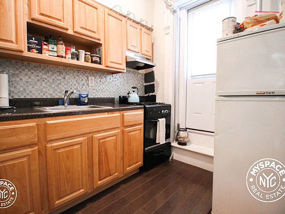 2nd image of 372 Bainbridge St #2A