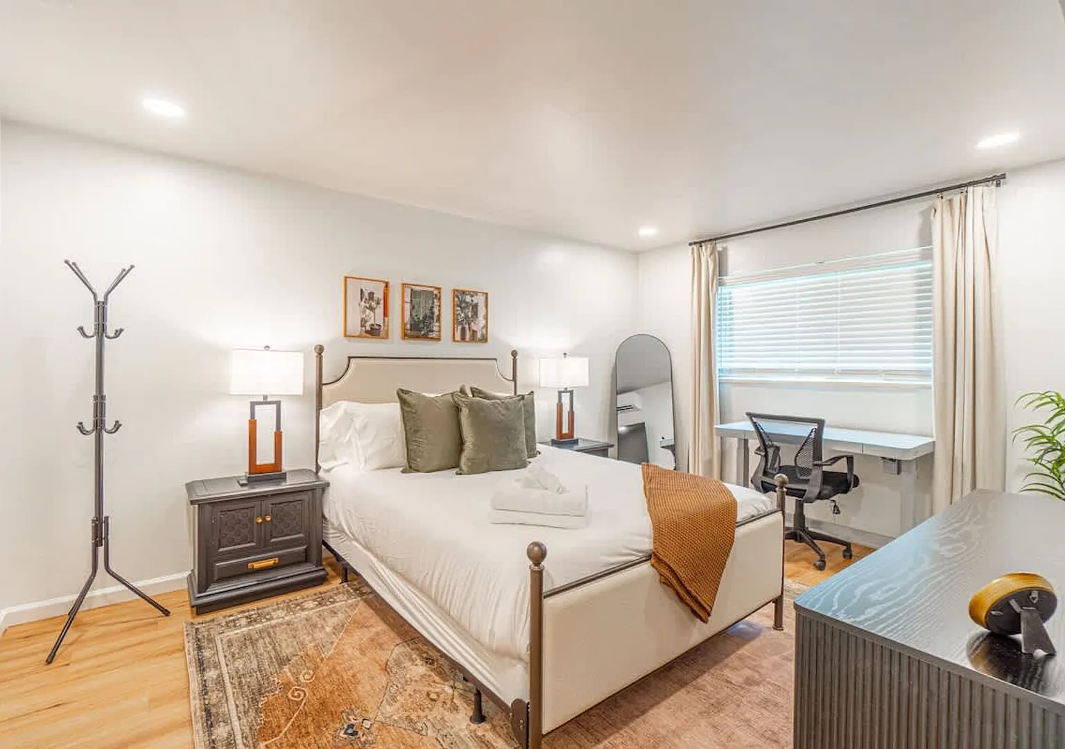 Designer Living Pet-Friendly Unr 2bd 1ba — Photo 4