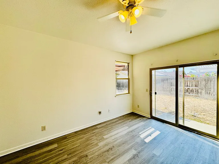 528 Burgundy St — Photo 10