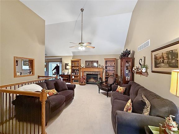 5th image of 905 Elm St