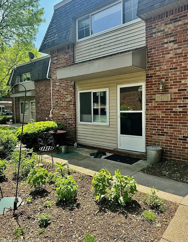 2 bed, 800 sqft, $2,400 — Photo 1