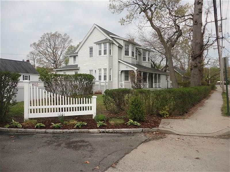 1st image of 220 Bayville Ave