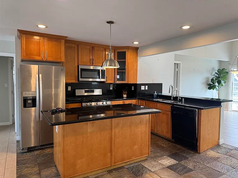 325 Elm Ave — Photo 3