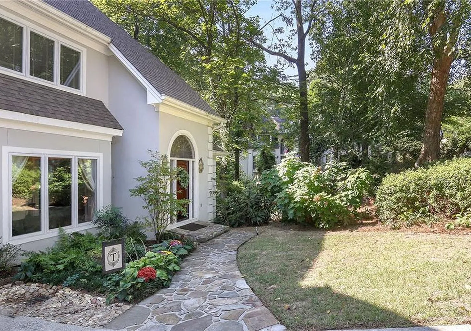 Stunning 4-bedroom, 3.5-bathroom home located in the vibrant city of Sandy Springs, GA. — Photo 2