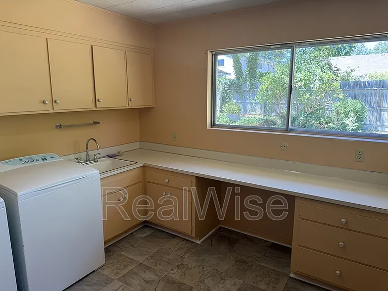 710 NW Midland Ave — Photo 50