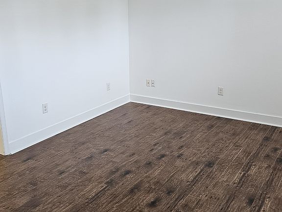 2nd image of 912 Laurel Ln