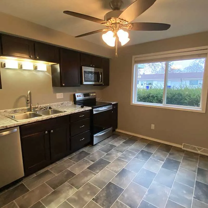2 bed, 1.0 bath, $925 — Photo 2