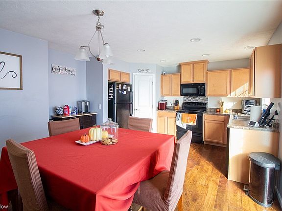 4th image of 553 Meadow Glen Ln