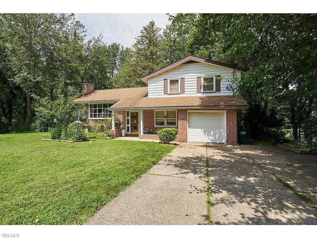 1605 Park Dr photo 1