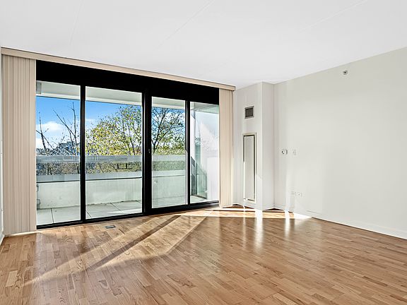 5th image of 900 Chicago Ave Unit 412