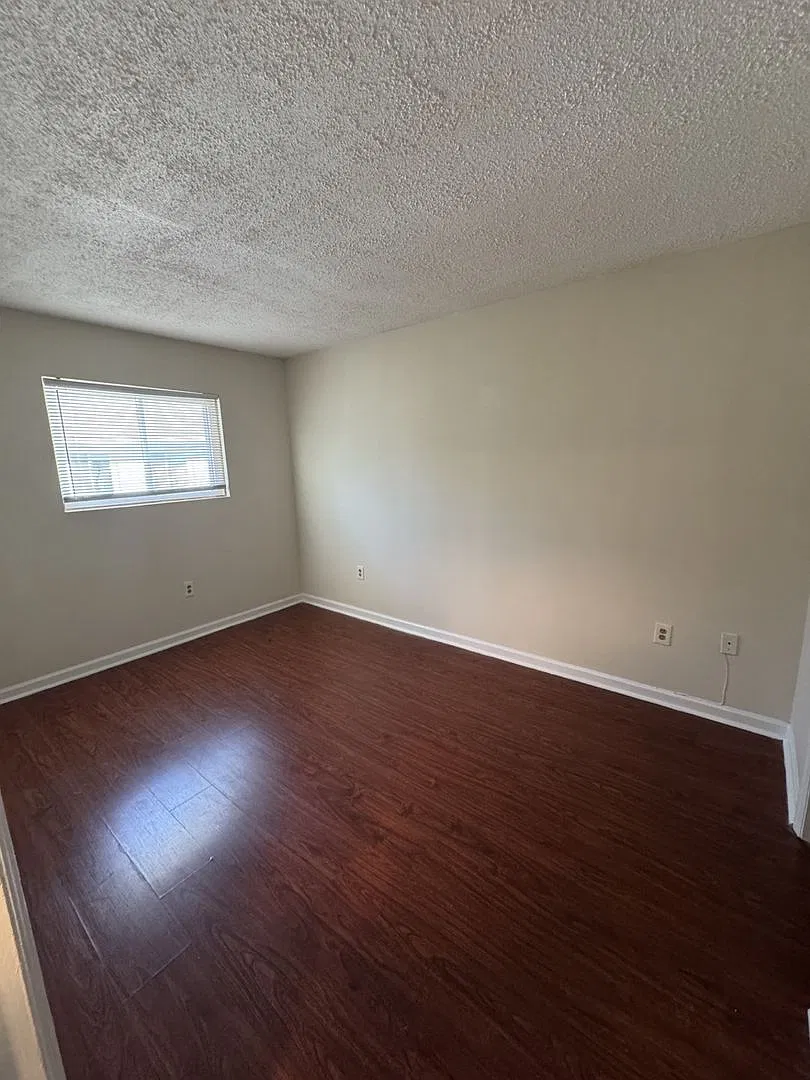 Creekside Apartments — Photo 3
