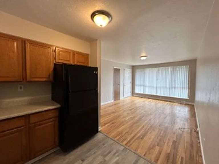 ** Move in Special** Spacious 3 bedroom, 1 bath Lakewood duplex with fenced in backyard available! — Photo 4
