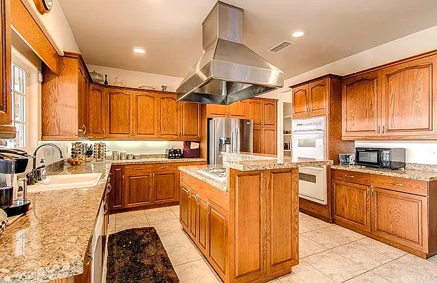 5 bed, 3.5 bath, 3492 sqft, $5,995 — Photo 4