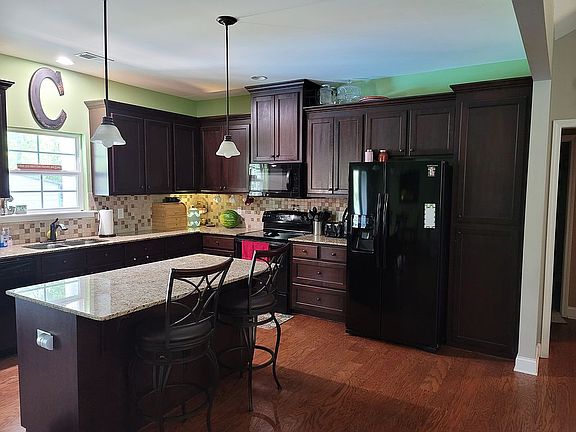 Kitchen with a sit at island