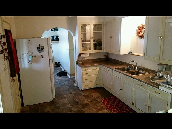 3rd image of 822 Dewar Dr