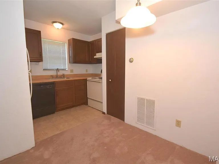 94 Peachtree Ln — Photo 11