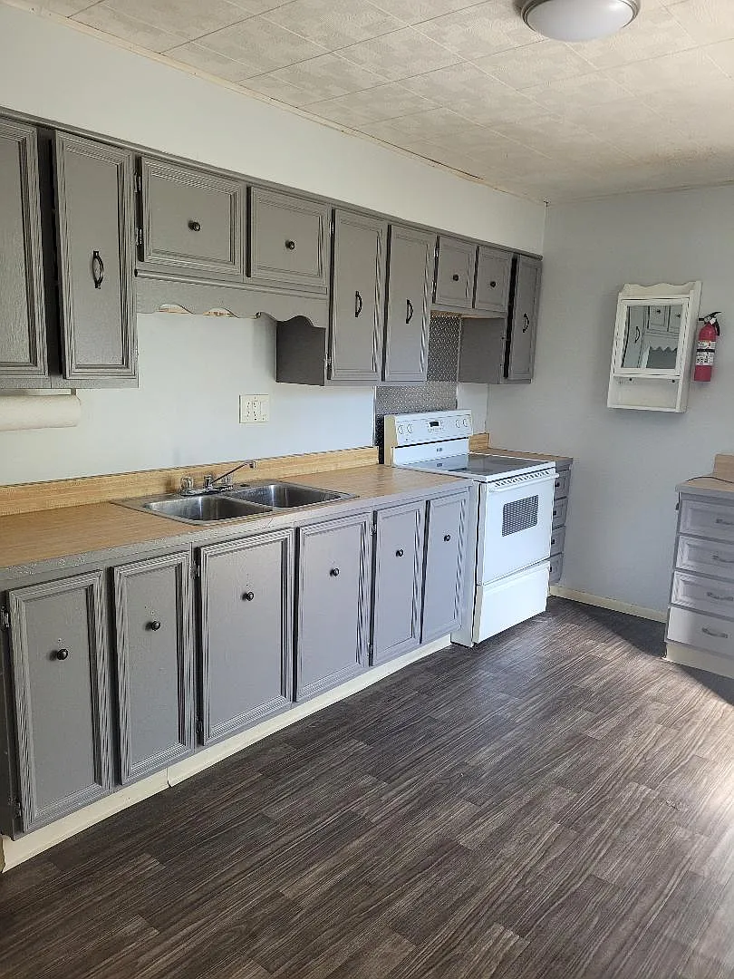 4 bed, $1,700 — Photo 1