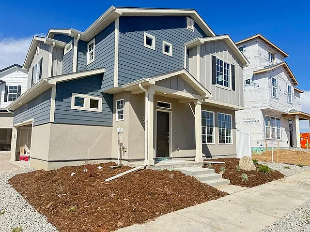 22013 E 38th Pl — Photo 2