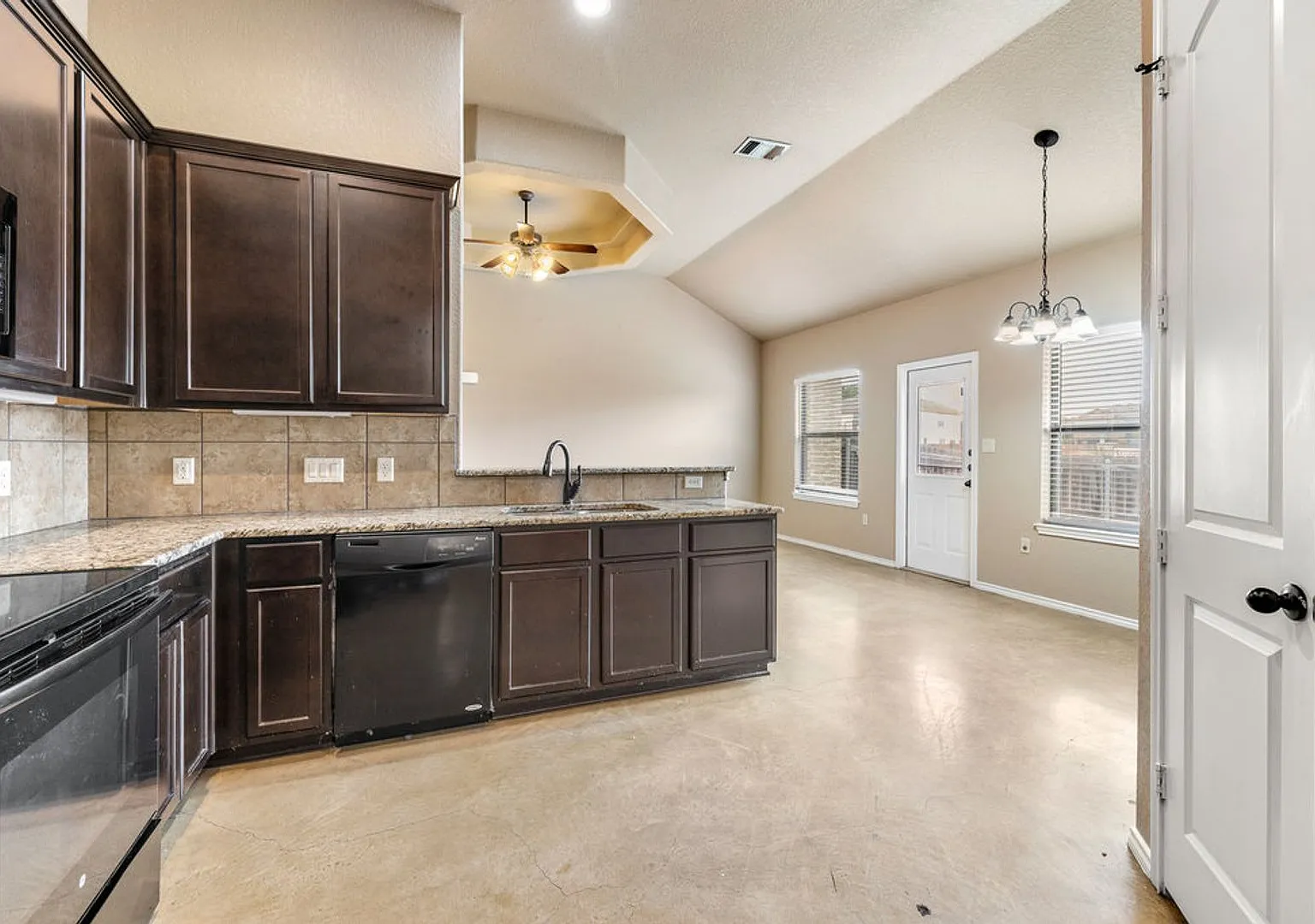 Available Now! 3 Bedroom Duplex Located In New Braunfels, Texas! — Photo 4
