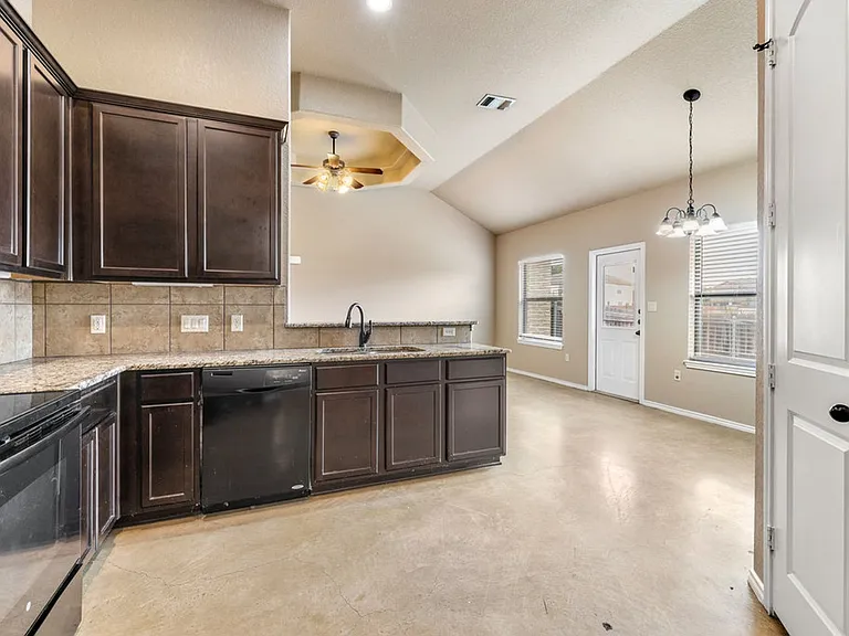 216 Stone Gate Dr — Photo 4