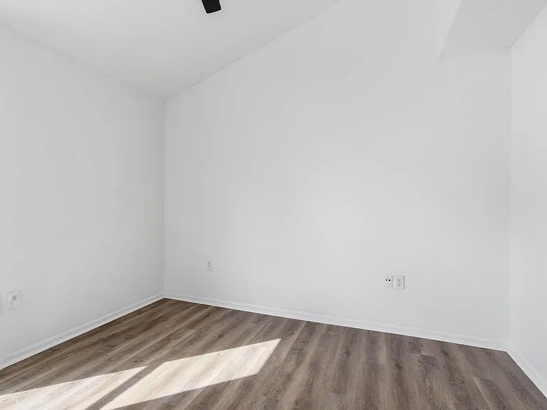1447 E Oakwood Ln — Photo 15