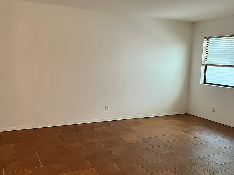 721 E Montebello Ave #110 — Photo 8