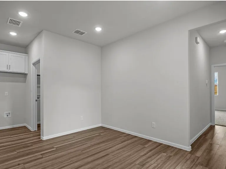 900 Portina Dr — Photo 11