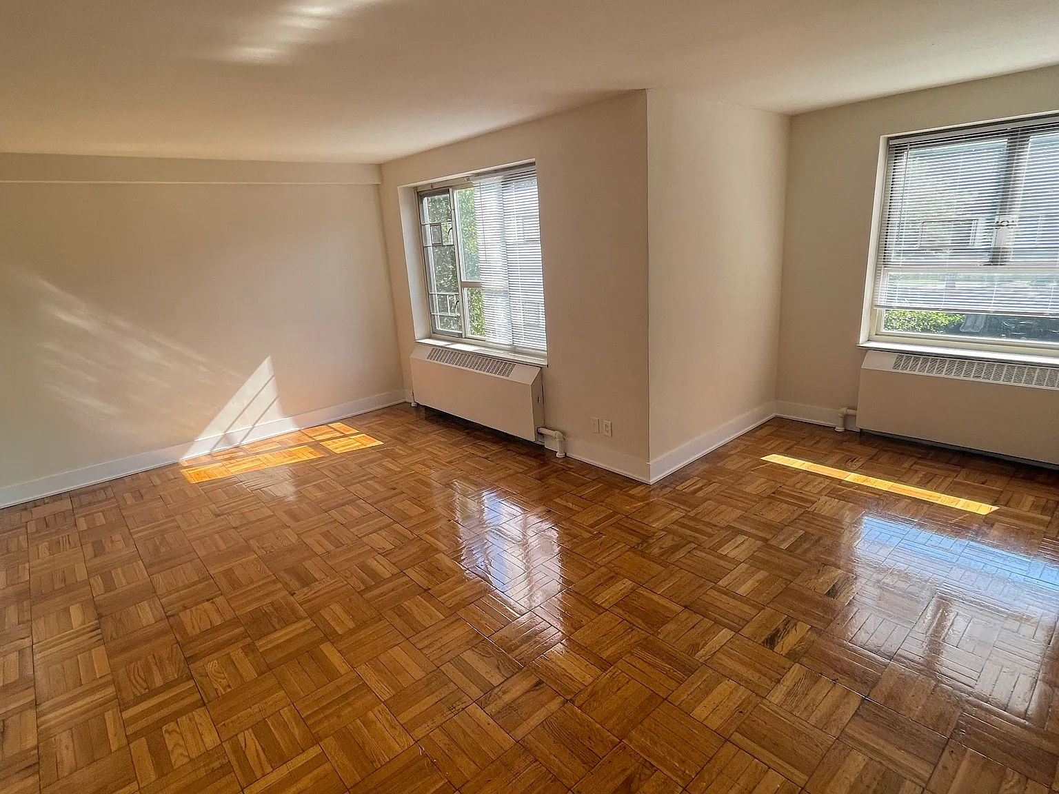 185th St, Flushing — Photo 3