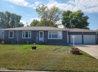 313 15th St SW, Jamestown, ND 58401