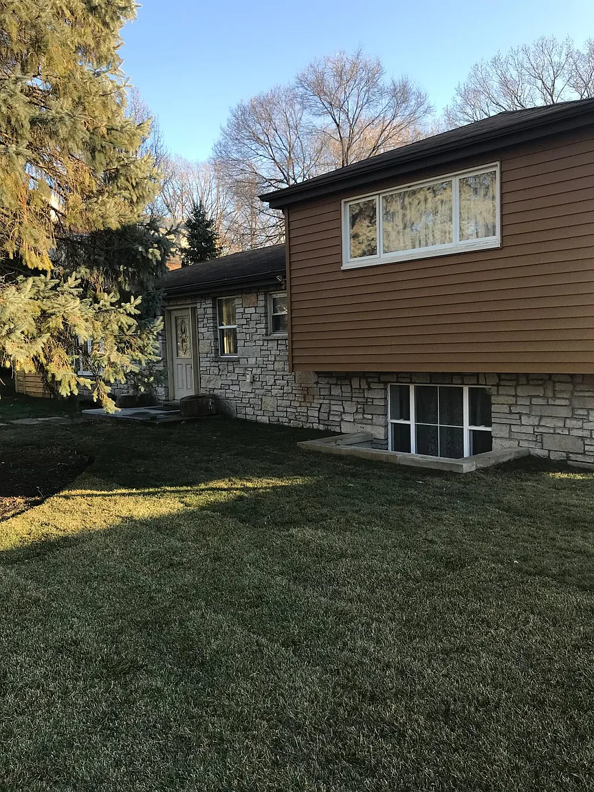 16W317 95th Pl photo 1