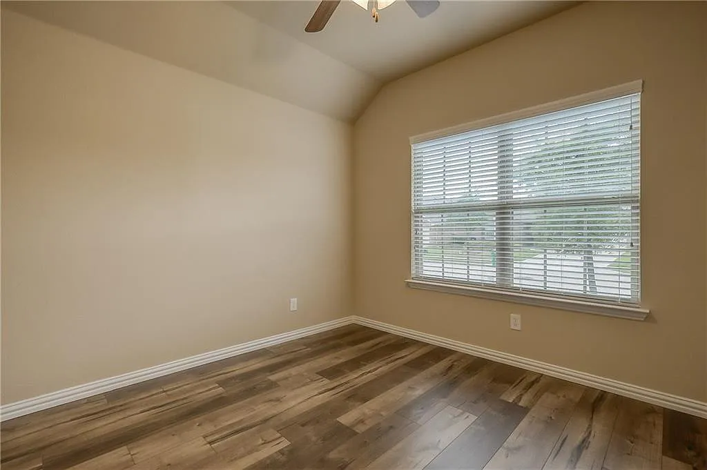 5 bed, 2045 sqft, $2,990 — Photo 3