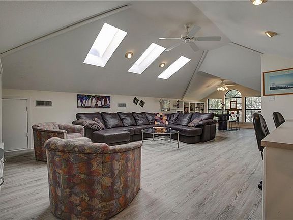 4th image of 2811 Cambridgeshire Dr