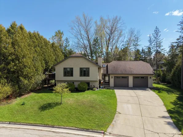 641 E Walnut Pl, Sturgeon Bay, WI 54235