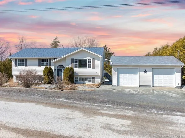 42 Raymond St, Hampton, NB E5N 5J8