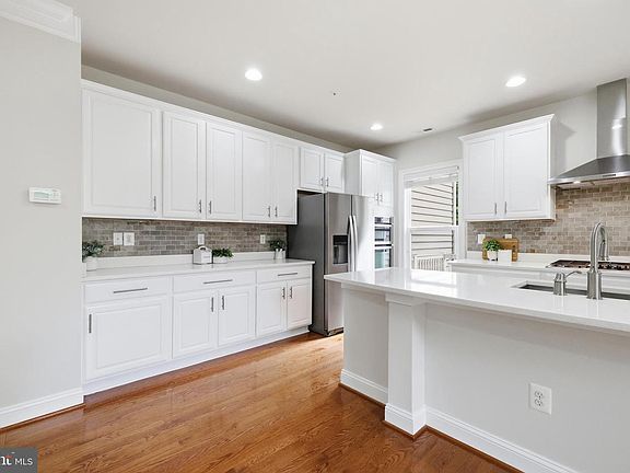 3rd image of 11808 Mango Ln