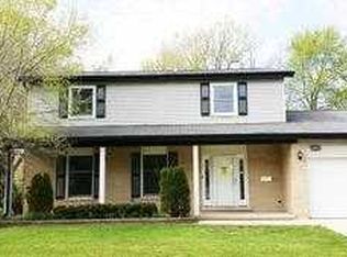 902 69th St, Darien, IL 60561