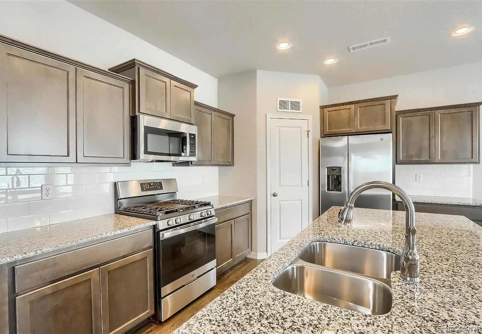 4 bed, 2.5 bath, 2782 sqft, $2,800 — Photo 3