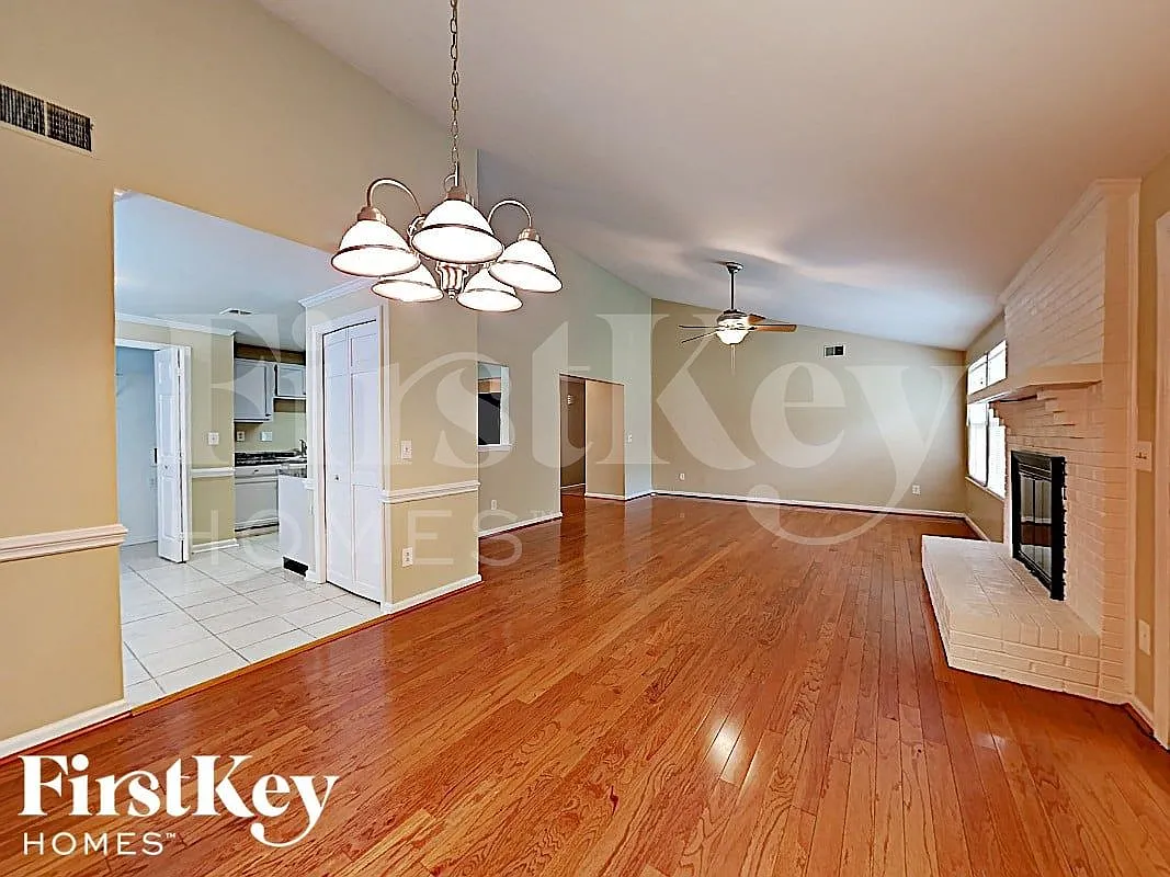 3 bed, 2.0 bath, 1385 sqft, $2,570 — Photo 4