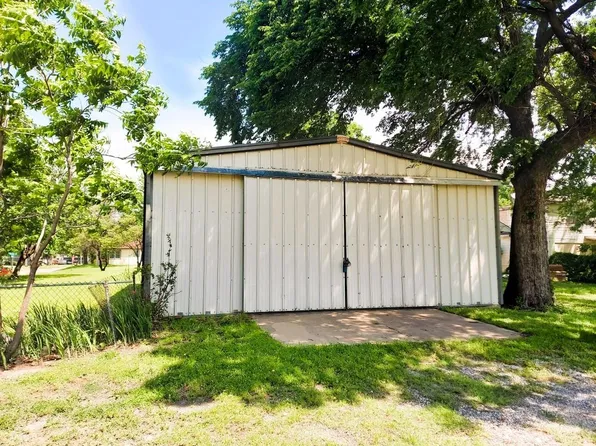 1106 E Harvey Ave, Wellington, KS 67152