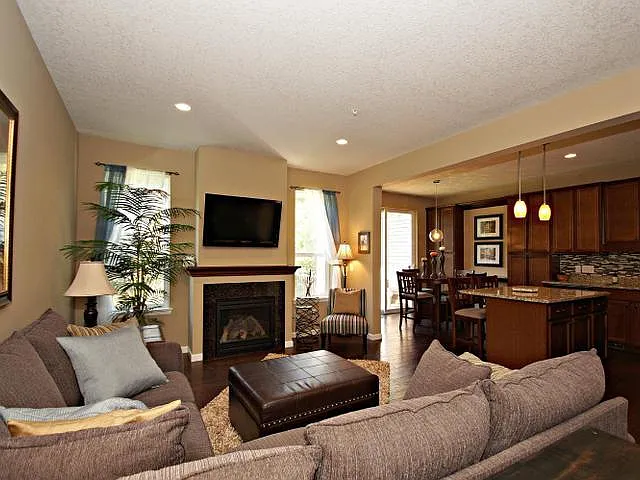 3 bed, 2407 sqft, $2,195 — Photo 2
