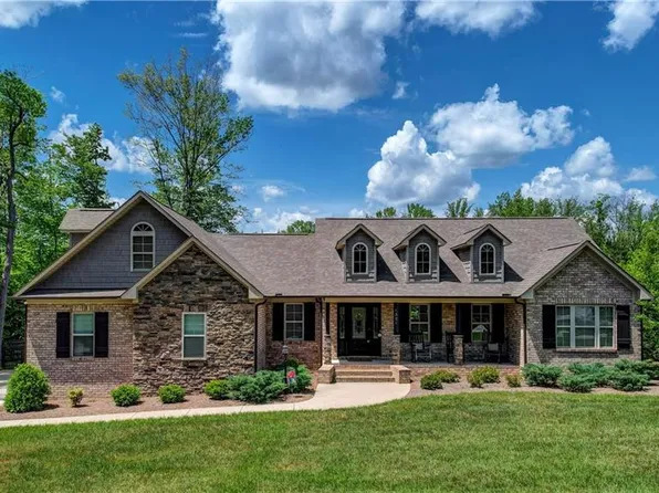 1321 Winterberry Dr, Reidsville, NC 27320