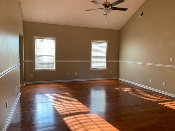 4th image of 817 Dianne Ct W