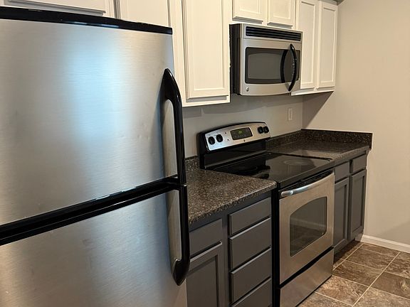 2nd image of 408 S Van Buren St #10S