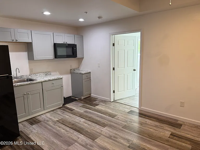 212 E 2nd St — Photo 3
