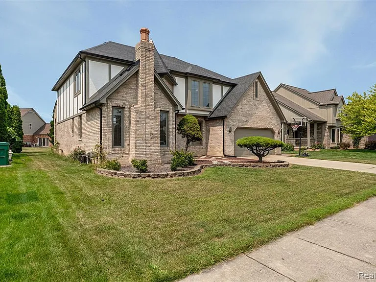 47105 Liberty Bell Rd E — Photo 2