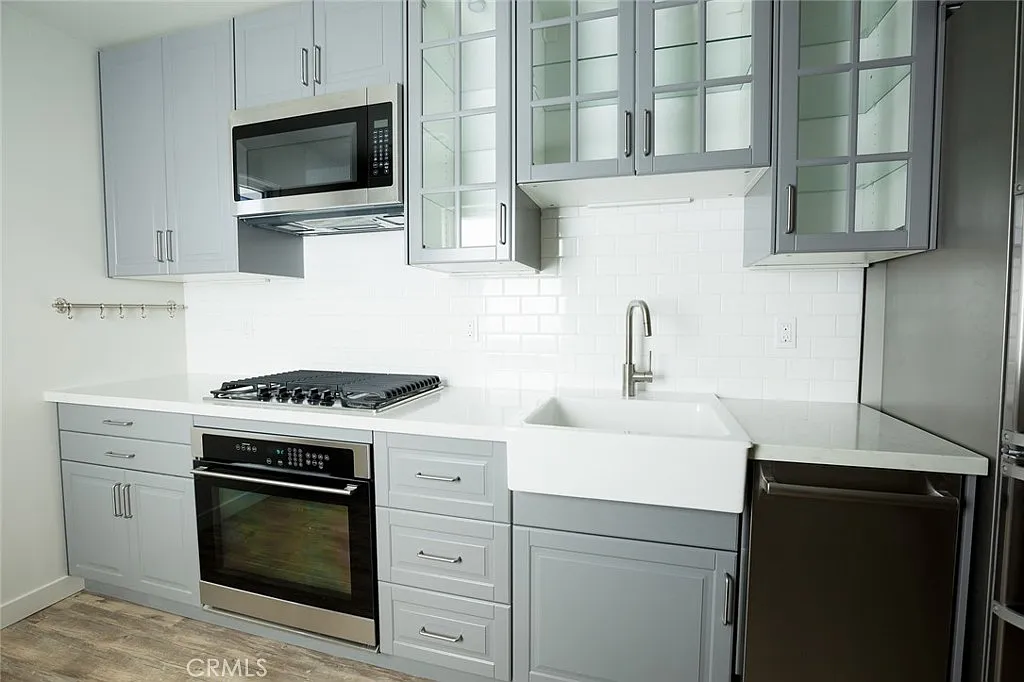2 bed, 750 sqft, $3,100 — Photo 3
